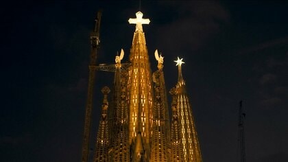 サグラダ・ファミリアのメインタワー「イエスの塔」完成　ローマ教皇の記念ミサにスペイン国王夫妻ら4500人以上出席