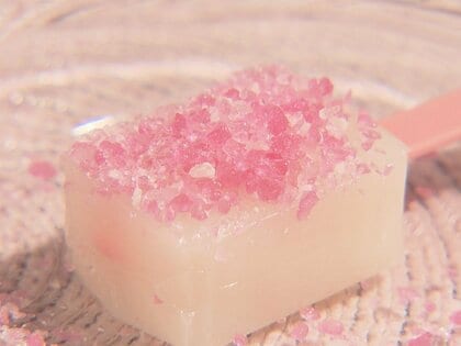 サクマ製菓のロングセラーとコラボ…大須ういろから『ウイロバー いちごみるく』“白”の上にキャンディかける