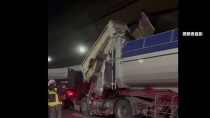 「トラックが荷台ごと押し上げられ…」東京湾アクアラインで4台絡む事故　追突された2人死亡、3人搬送　渋滞の列に大型トレーラーが突っ込んだか　