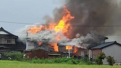 爆発音も、住宅燃える火事　近隣建物に延焼か　あいの風とやま鉄道・西高岡駅近くの住宅地　富山・高岡市