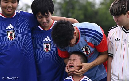 「トミ～！泣かさないで！」記念撮影で冨安健洋に“ハプニング”　森保ジャパン、ピッチコンディションが整った当初の施設で初練習