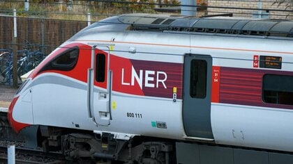 走行中の列車内で複数の乗客が刺される…11人が病院で手当て受けうち2人が重体　30代の男2人を逮捕「動機は捜査中」　イギリス