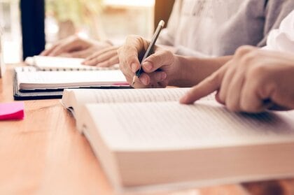 手や指を添えると“注意力アップ”には理由があった…そして右利きの方が効果大! 実験した東北大学に聞いた