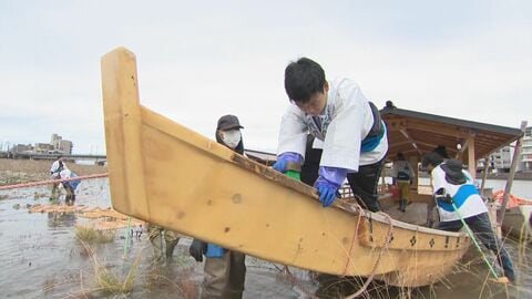 5/11開幕…岐阜市の長良川鵜飼が始まるのを前に観覧船の汚れを落とす“船洗い” 初めて市民らも参加