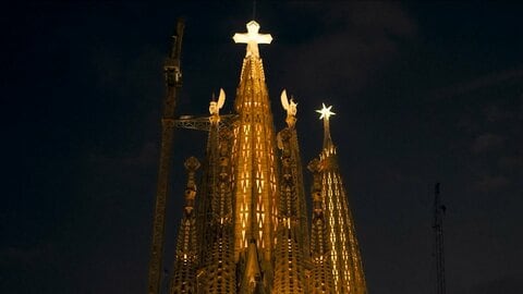 サグラダ・ファミリアのメインタワー「イエスの塔」完成　ローマ教皇の記念ミサにスペイン国王夫妻ら4500人以上出席
