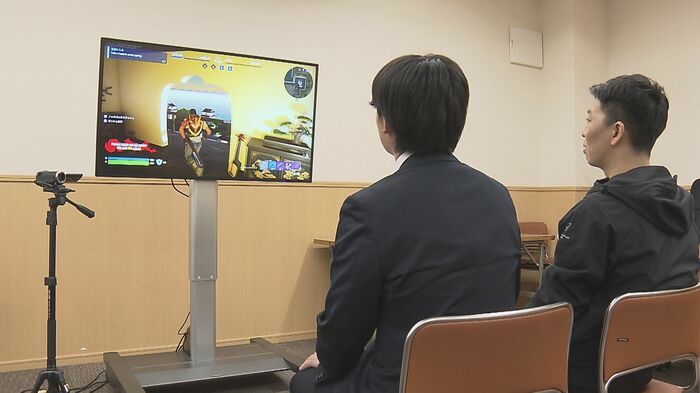 府内城のステージでプレイするおおいた未来まちづくりの代表渡辺翔太さん(右)