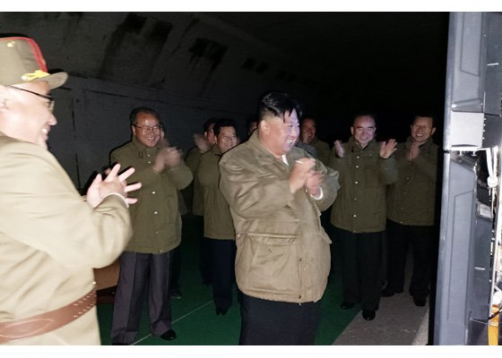 長距離戦略巡航ミサイル?の発射を指導する金正恩総書記(朝鮮労働新聞・2022年10月13日)
