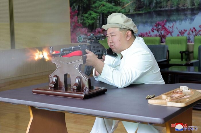 銃を試射する金正恩氏