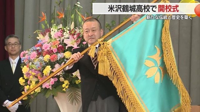 学校を象徴する校旗はきれいなターコイズブルー