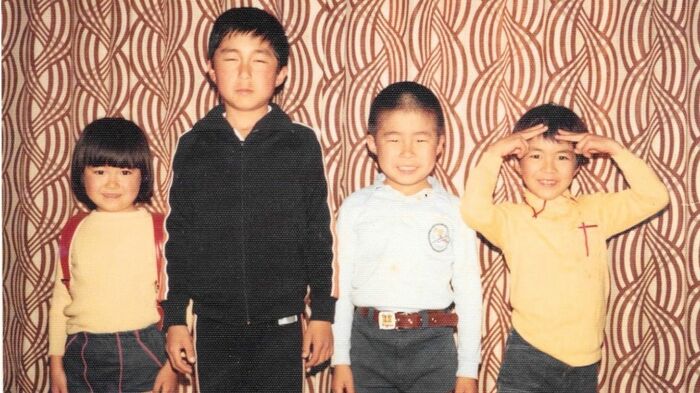 幼少期の長谷川さん 写真右