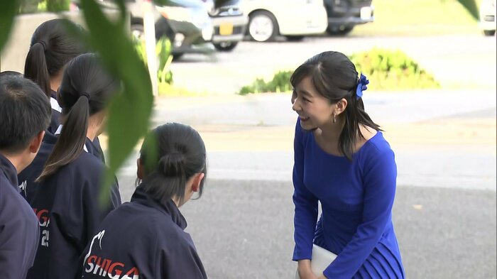 県立伊吹高校の生徒らから見送りを受けられる佳子さま(滋賀・米原市)