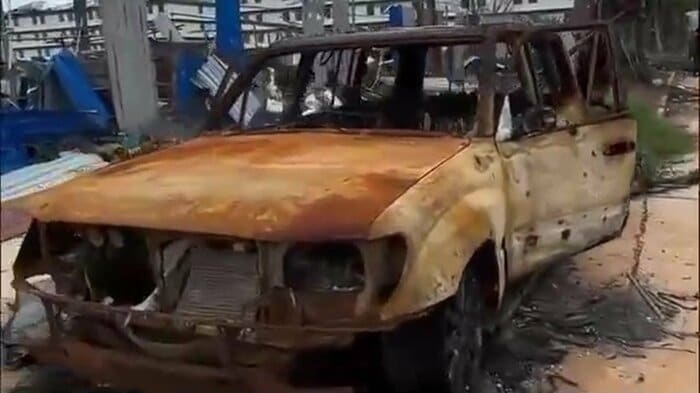 詐欺拠点内に残された焼け焦げた車両。周辺では2025年12月にタイ・カンボジア両軍の戦闘が起きた