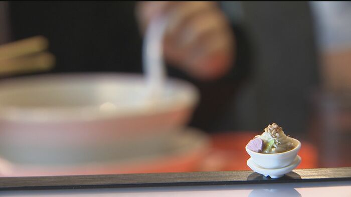 ミニチュアラーメンを持って、店へ