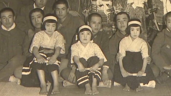 第76振武隊の膝の上に座る少女たち