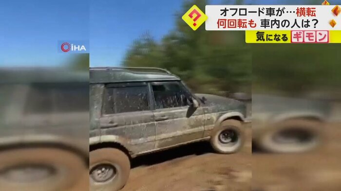 泥道を進むオフロード車