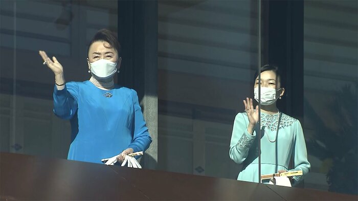 新年一般参賀に出席された信子さま(1月2日 左は彬子さま)