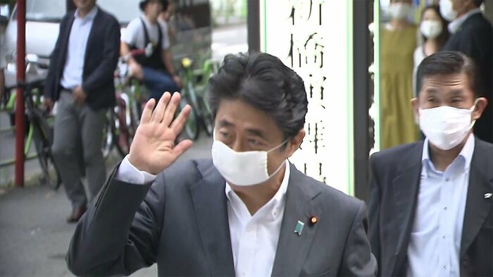 同じステーキ店に入る安倍前総理・7月