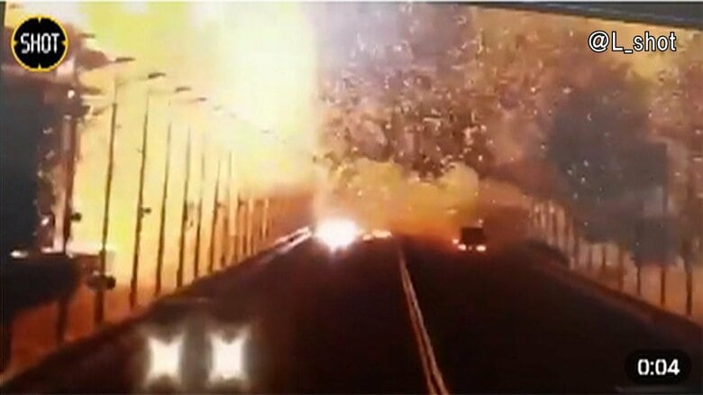 クリミア半島とロシア結ぶ橋でトラックが爆発、橋の一部が崩壊　ウクライナ大統領府「これが始まりだ」｜FNNプライムオンライン