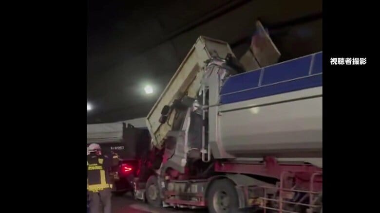 「トラックが荷台ごと押し上げられ…」東京湾アクアラインで4台絡む事故 追突された2人死亡、3人搬送 渋滞の列に大型トレーラーが突っ込んだか |FNNプライムオンライン