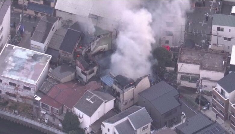 【速報】長屋住宅で火事　隣接する住宅にも延焼か　大阪・守口市｜FNNプライムオンライン