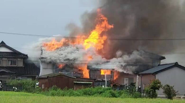 爆発音も、住宅燃える火事　近隣建物に延焼か　あいの風とやま鉄道・西高岡駅近くの住宅地　富山・高岡市｜FNNプライムオンライン