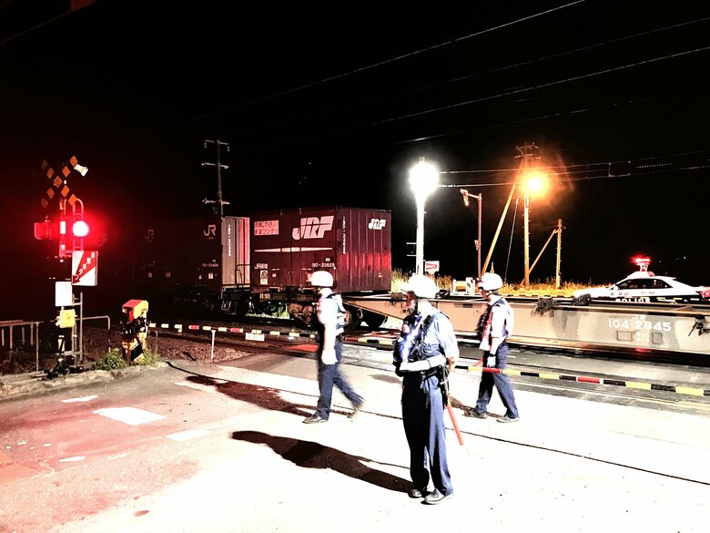 【速報】踏切で貨物列車と軽乗用車が衝突_車の運転手が死亡…JR室蘭線の上下線が運転見合わせに＜北海道苫小牧市＞｜FNNプライムオンライン