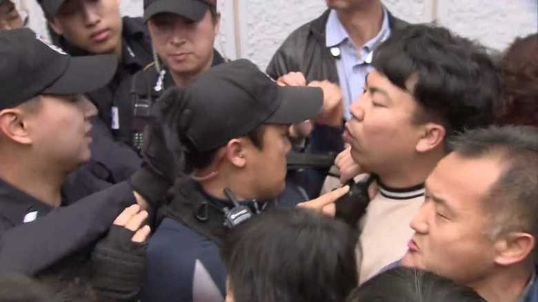 設置を試みた市民団体と警官隊が小競り合いに
