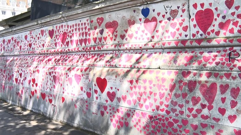 イギリス全土で亡くなった犠牲者15万人を悼み、同じ数の手書きのハートが描かれている