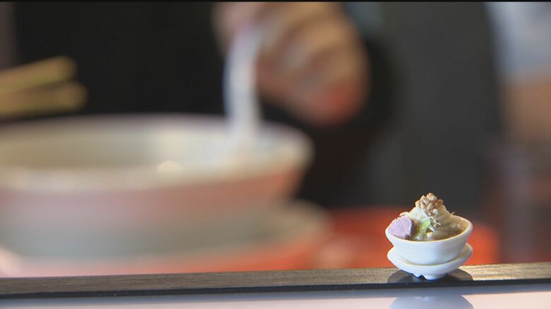 ミニチュアラーメンを持って、店へ