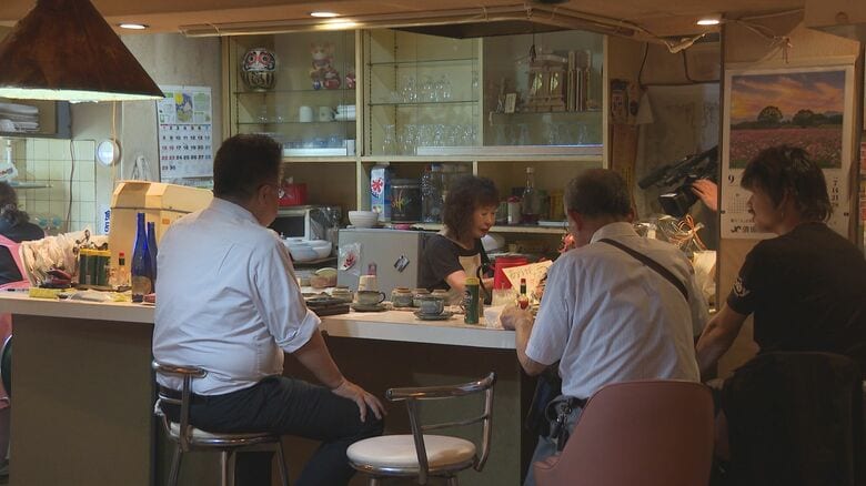最終日、別れを惜しんで多くの客が…