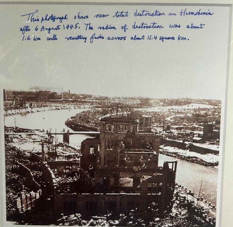 「半径1.6kmが壊滅的な被害」投下前の原爆に最後に手を触れた米軍将校の署名が残る