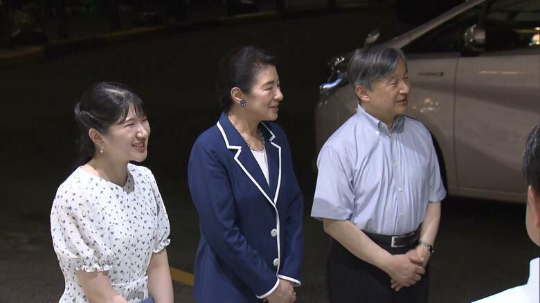 伊豆急下田駅で見送りの県知事などと挨拶される天皇ご一家