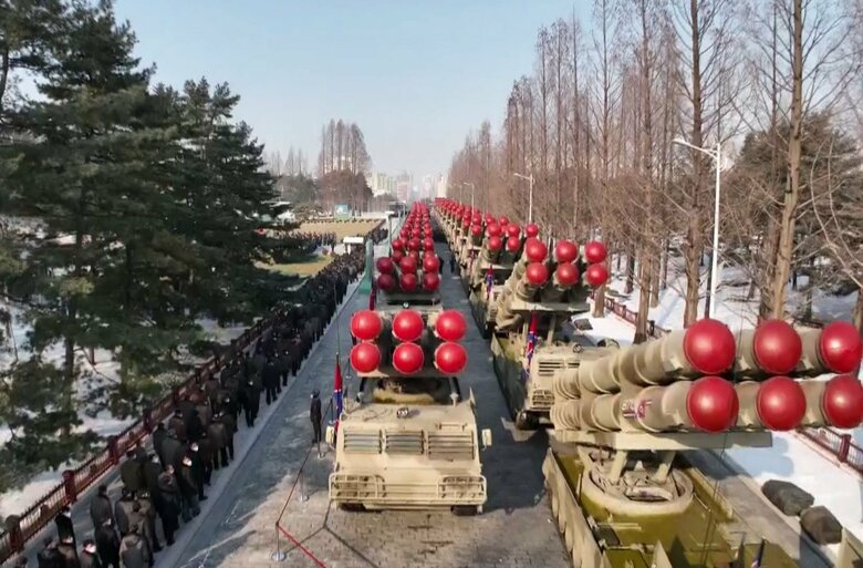 「600mm超大型放射砲贈呈式典」で並べられた「超大型放射砲」車列(KRT朝鮮中央テレビ・1月1日より)