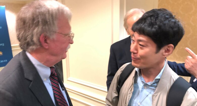 筆者の取材に応じるボルトン氏