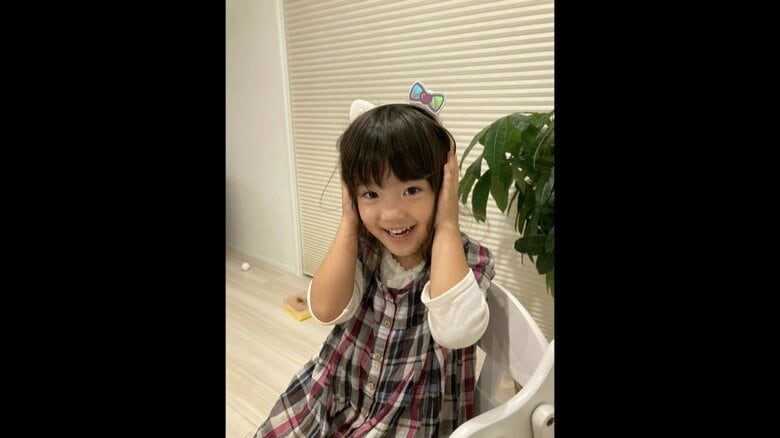 カメラに向かって笑顔を見せる千奈ちゃん（提供：両親）