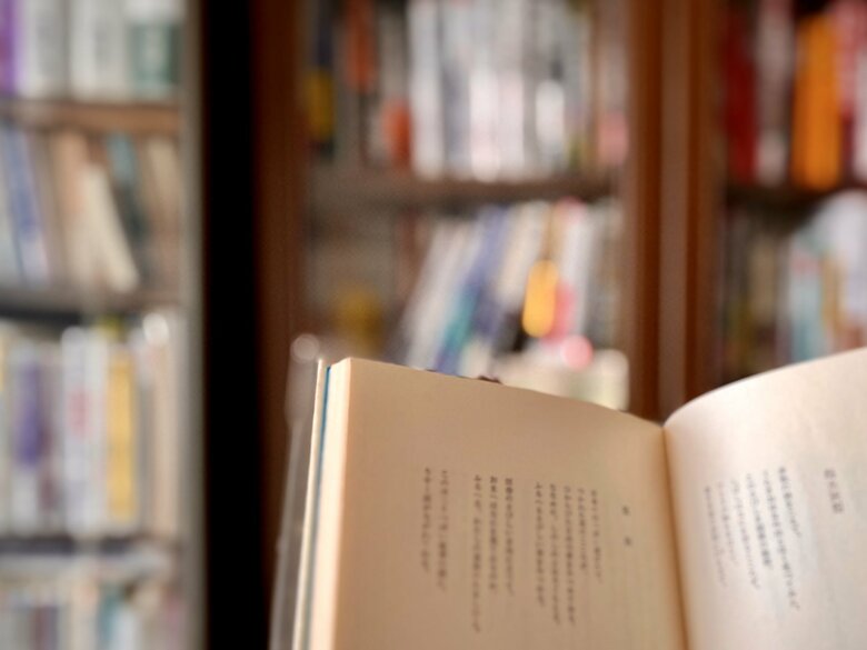 文学小説は他者の気持ちを知る力を高める？（画像：イメージ）