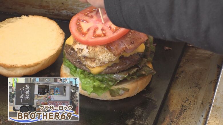 ボリューム満点の「佐世保バーガー」