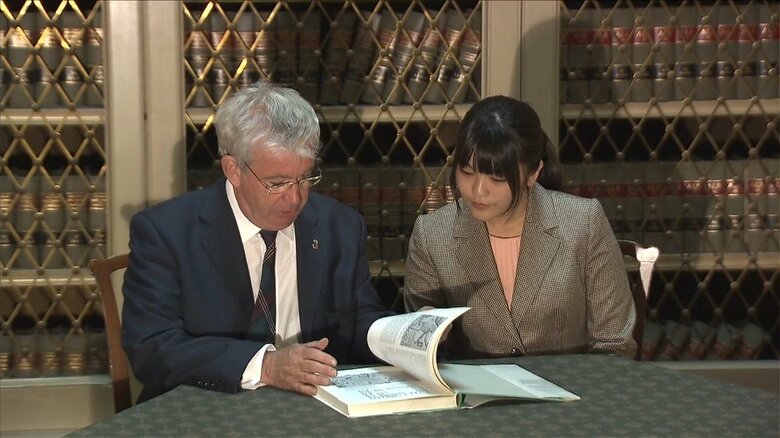 エジンバラ大学の歴史に関する本の説明を受ける眞子さま　