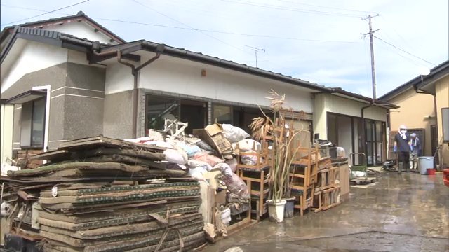 親戚も駆けつけ片付け作業をすすめる