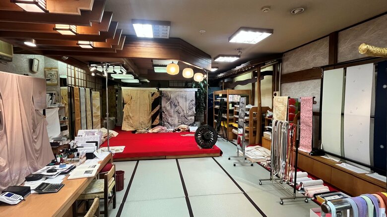 店内は奥まで着物が並ぶ　