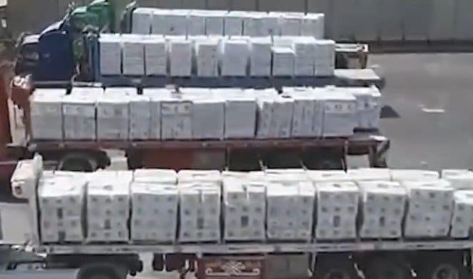 ケレム・シャローム検問所に並ぶ支援物資トラック