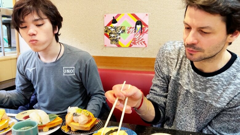 お寿司を堪能する2人、でも食べ終わるとスケートの話に