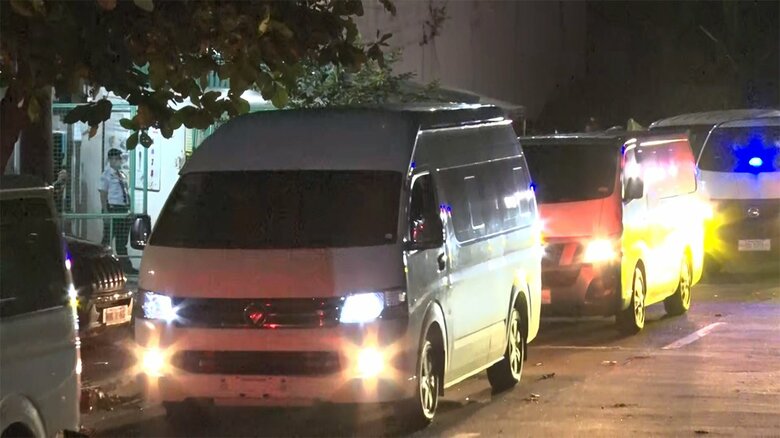午後10時半ごろ 渡辺･小島容疑者は、現地当局の車両に乗り込んだ（フィリピン･マニラ）