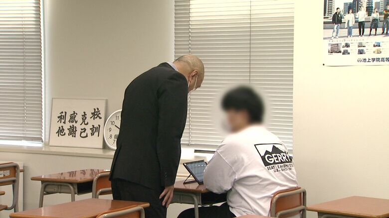 「一生懸命頑張っている」と話す校長