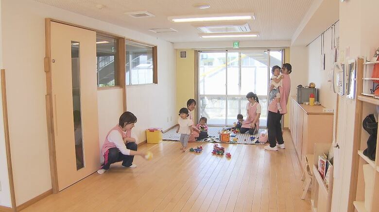 保育園や幼稚園に通っていない生後半年から3歳未満の子どもを預けられる