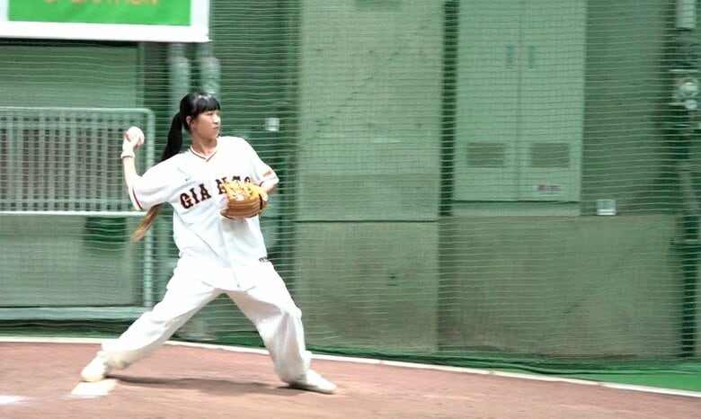 練習では野球初心者とは思えない投球をみせた