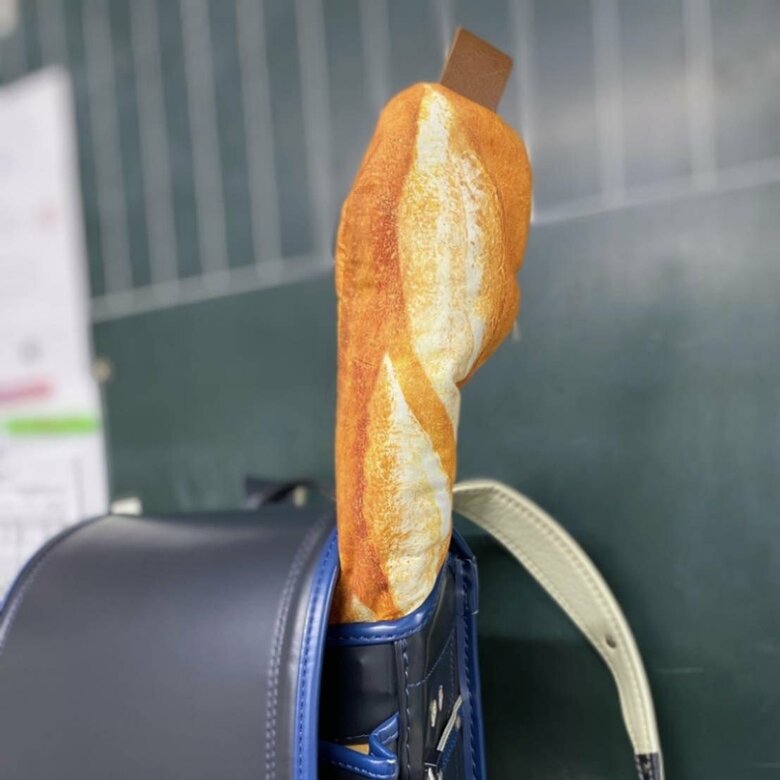 バゲットのリコーダーケース。ランドセルから出ている構図がすごい