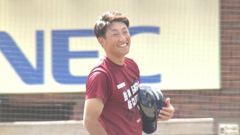 練習時に笑顔を見せる小深田大翔