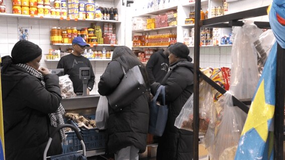 夕方になると店内には客が押し寄せ混雑が続く