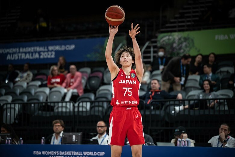 今大会全試合スターティングメンバーの東藤なな子選手（C）FIBA
